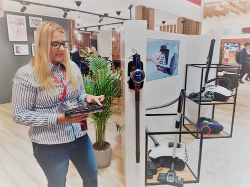 Amica na IFA: prezentacja pierwszego w ofercie firmy odkurzacza pionowego 2w1 / fot. techManiaK