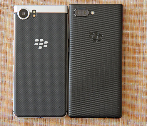 Po lewej BlackBerry KEYOne, po prawej BlackBerry KEY2 / fot. gsmManiaK.pl