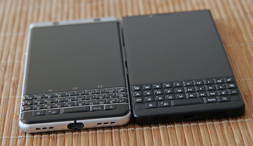 Po lewej BlackBerry KEYOne, po prawej BlackBerry KEY2 / fot. gsmManiaK.pl