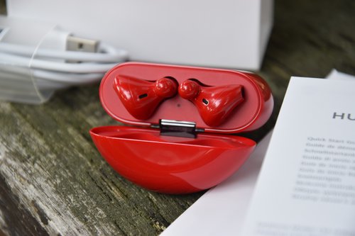 Huawei FreeBuds 3: ułożenie słuchawek w etui / fot. techManiaK