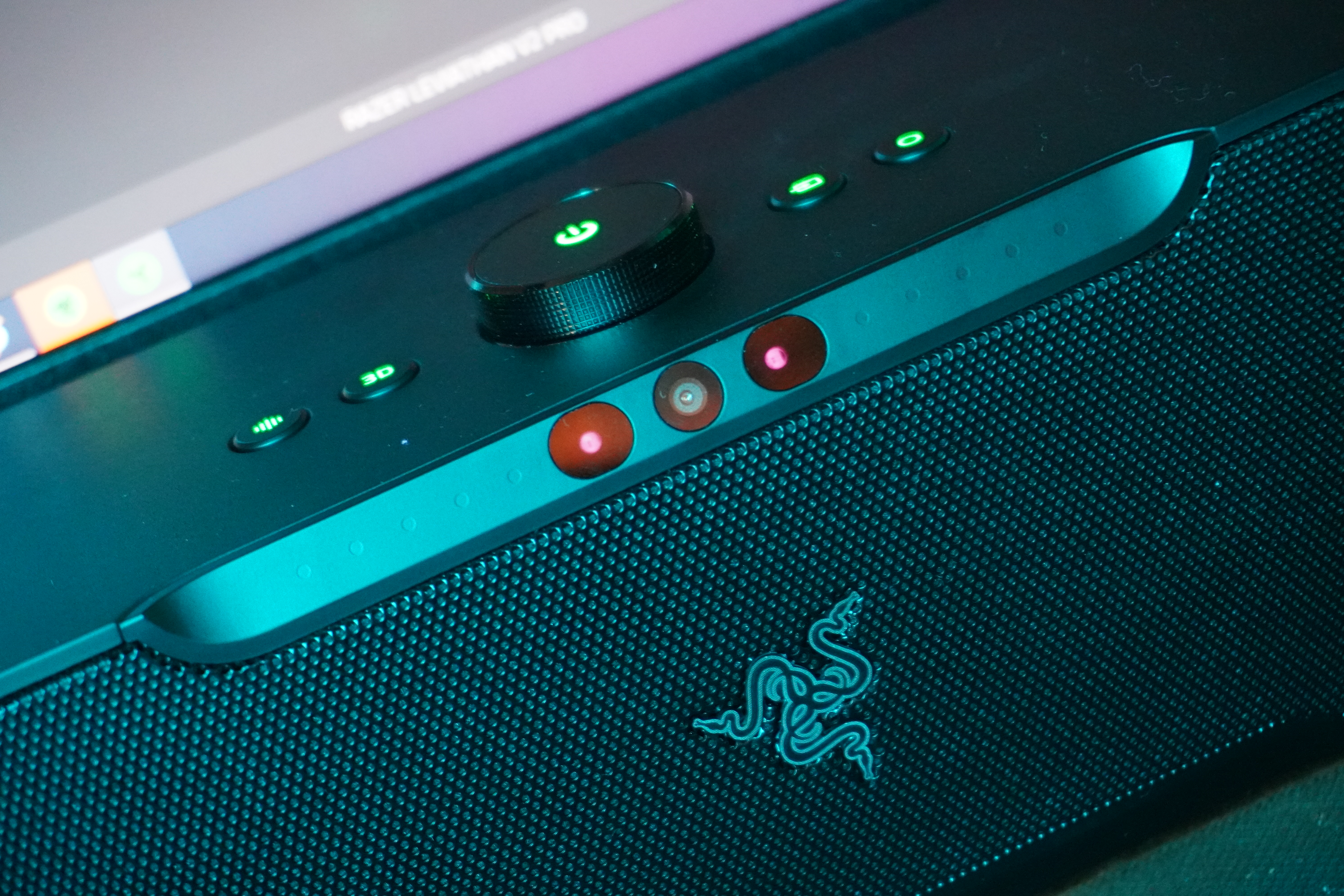 Ten soundbar dla gracza nienawidzi ciszy. Recenzja Razer Leviathan V2 Pro (TEST)